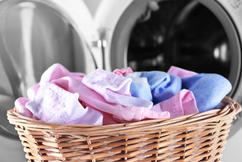 Cách giặt quần áo của em bé trong máy giặt 